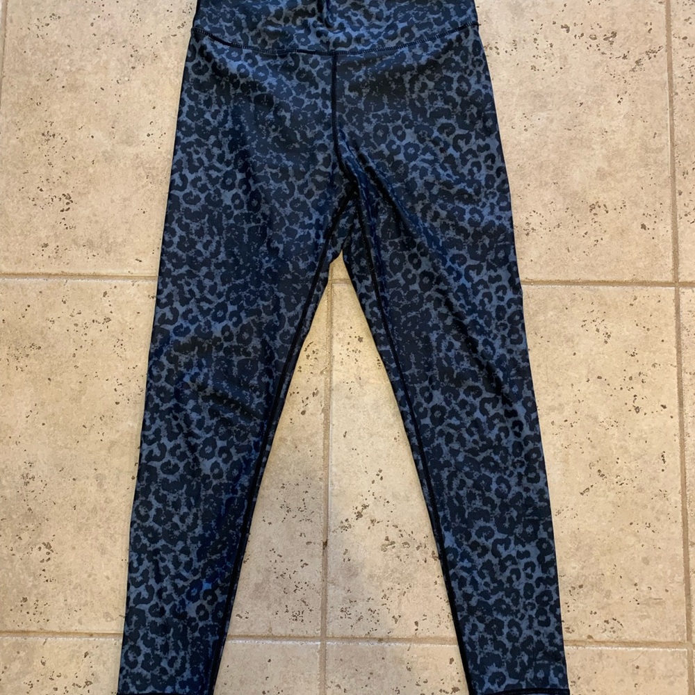 ZYIA scrunchy what light n Luxe snow leopard 7/8 leggings